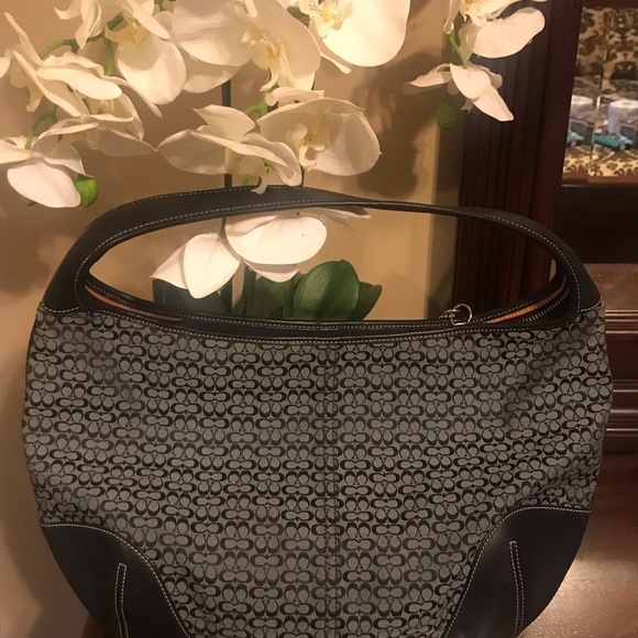 I’m selling a medium coach hobos style hand bag mint condition - Picture 2 of 4